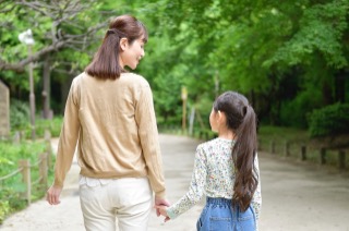 子どものわきがとは？セルフチェックから対策・治療まで徹底解説 - わきが・多汗症治療コラム - 美容コラム - 美容整形、美容外科なら聖心美容クリニック